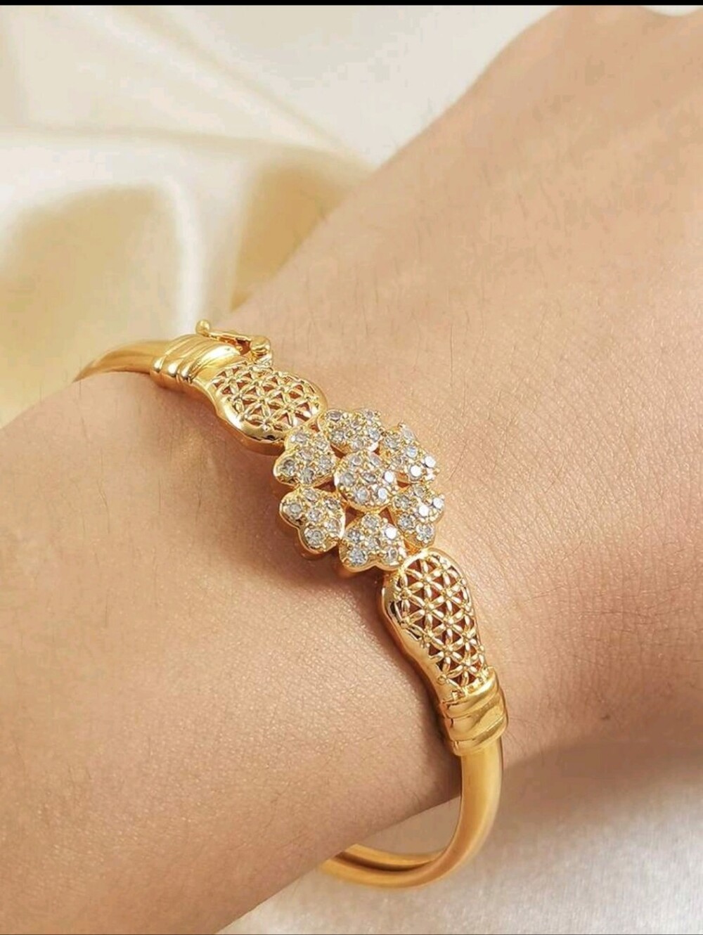 BRAND NEW ** Gold Crystal Floral Bangle Bracelet
